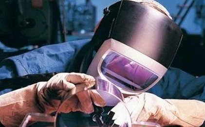 电焊工如何保护眼睛？(图1)